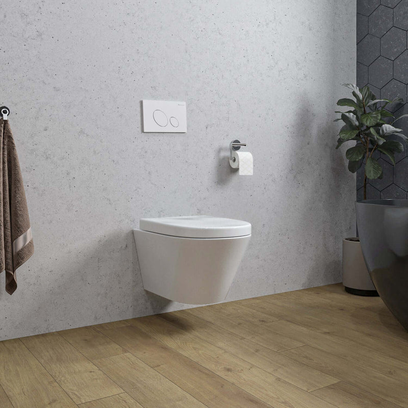 Wandtoilet van Wiesbaden, randloos ontwerp, glanzend wit, modern badkamer interieur met houten vloer.