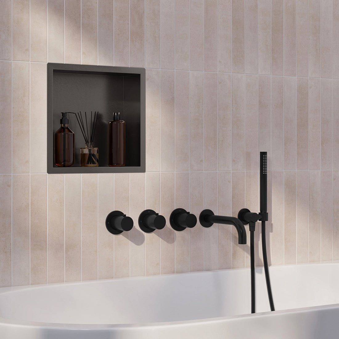 Wiesbaden Caral inbouw badthermostaatset met 2 stopkranen, baduitloop en staafhanddouche 20 cm Mat zwart - sfeerfoto set