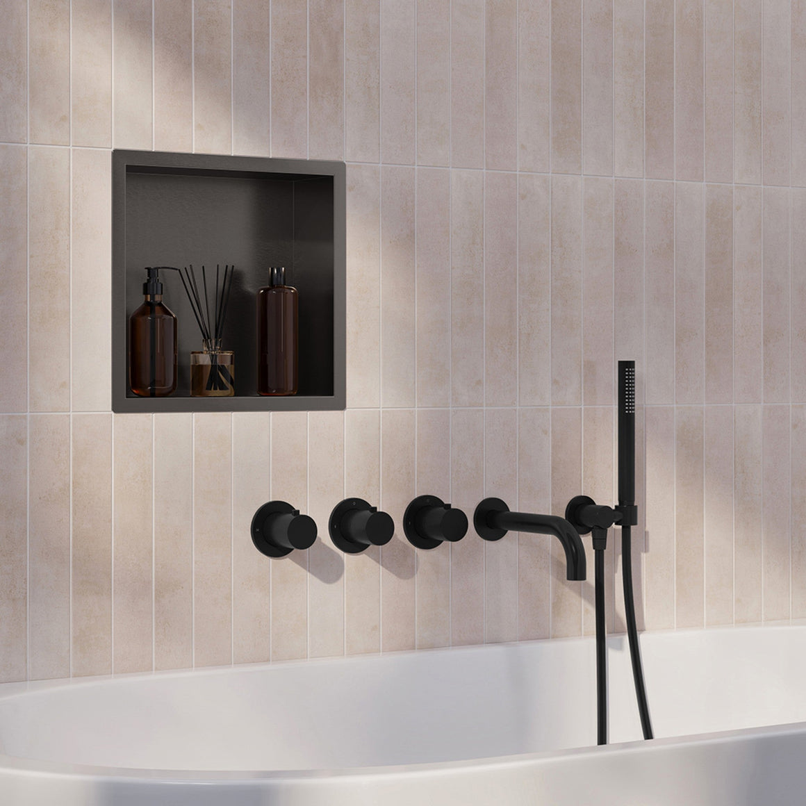 Wiesbaden Caral inbouw badthermostaatset met 2 stopkranen, baduitloop en staafhanddouche 20 cm Mat zwart - sfeerfoto set