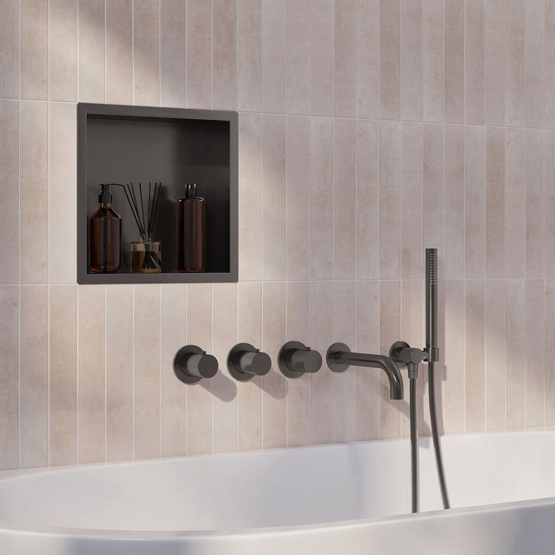 Wiesbaden Caral inbouw badthermostaatset met 2 stopkranen, baduitloop en staafhanddouche 20 cm Gunmetal - sfeerfoto set