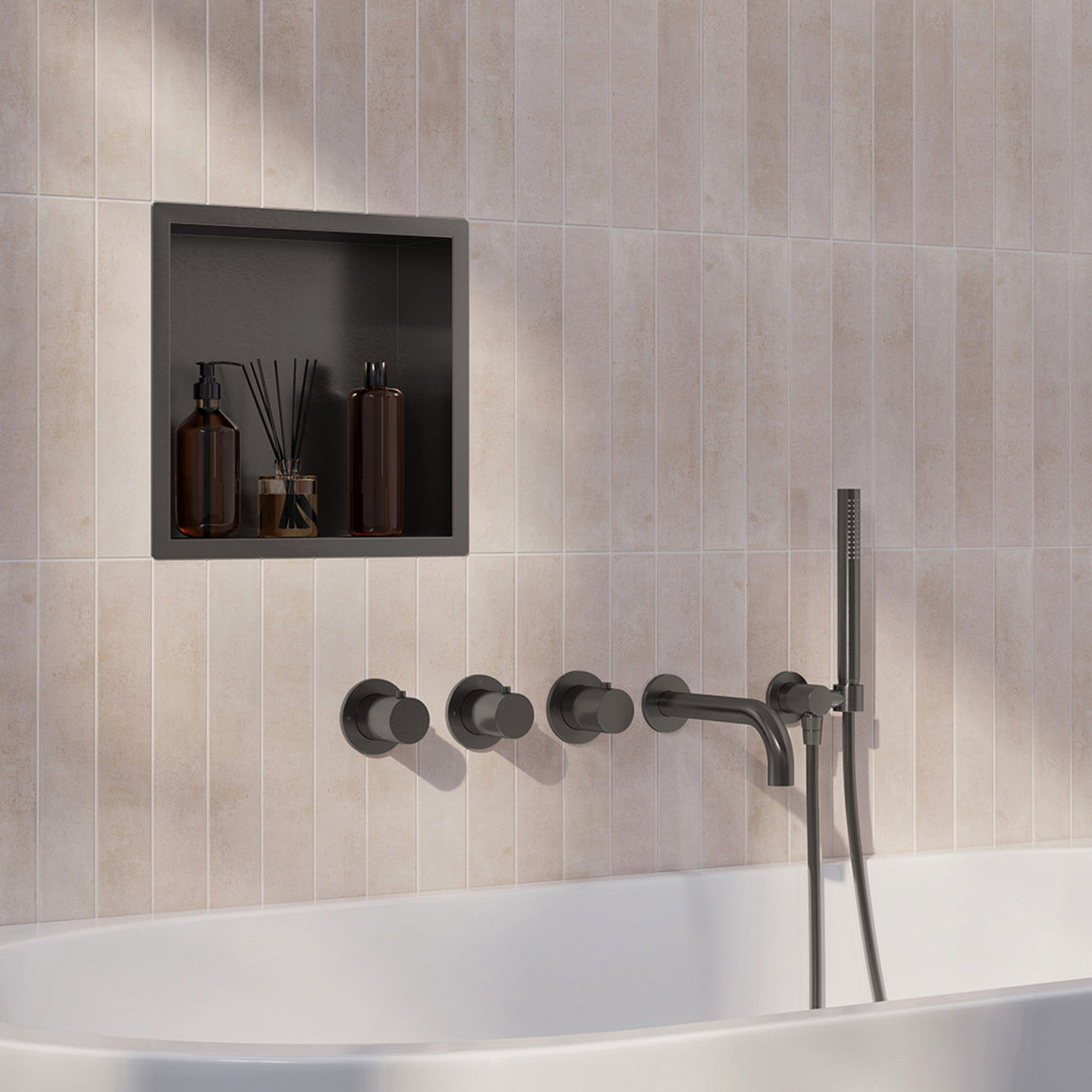 Wiesbaden Caral inbouw badthermostaatset met 2 stopkranen, baduitloop en staafhanddouche 20 cm Gunmetal - sfeerfoto set