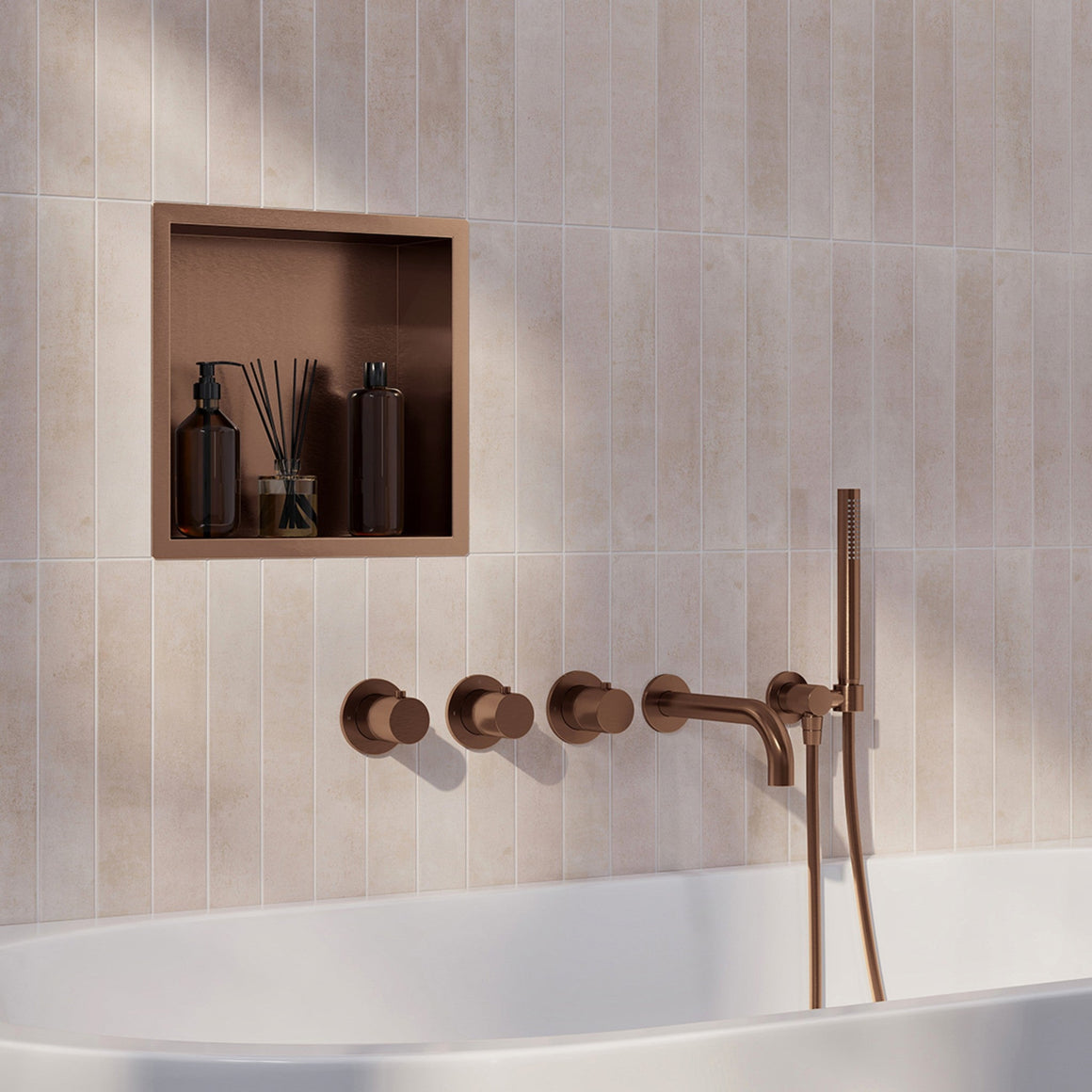 Wiesbaden Caral inbouw badthermostaatset met 2 stopkranen, baduitloop en staafhanddouche 20 cm Geborsteld brons koper - sfeerfoto set