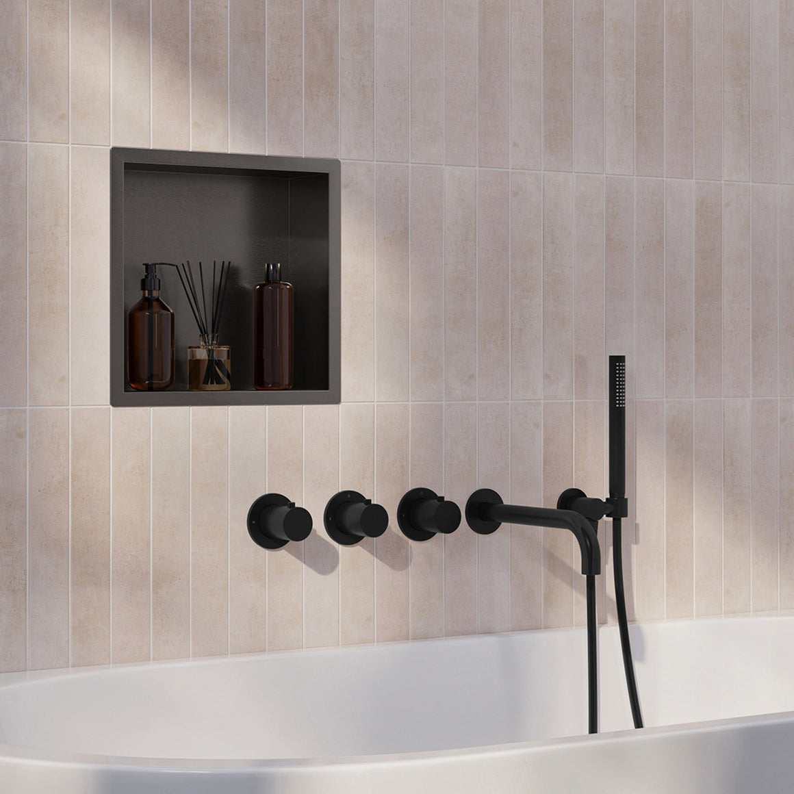 Wiesbaden Caral inbouw badthermostaatset met 2 stopkranen, baduitloop en staafhanddouche 25 cm Mat zwart - sfeerfoto set