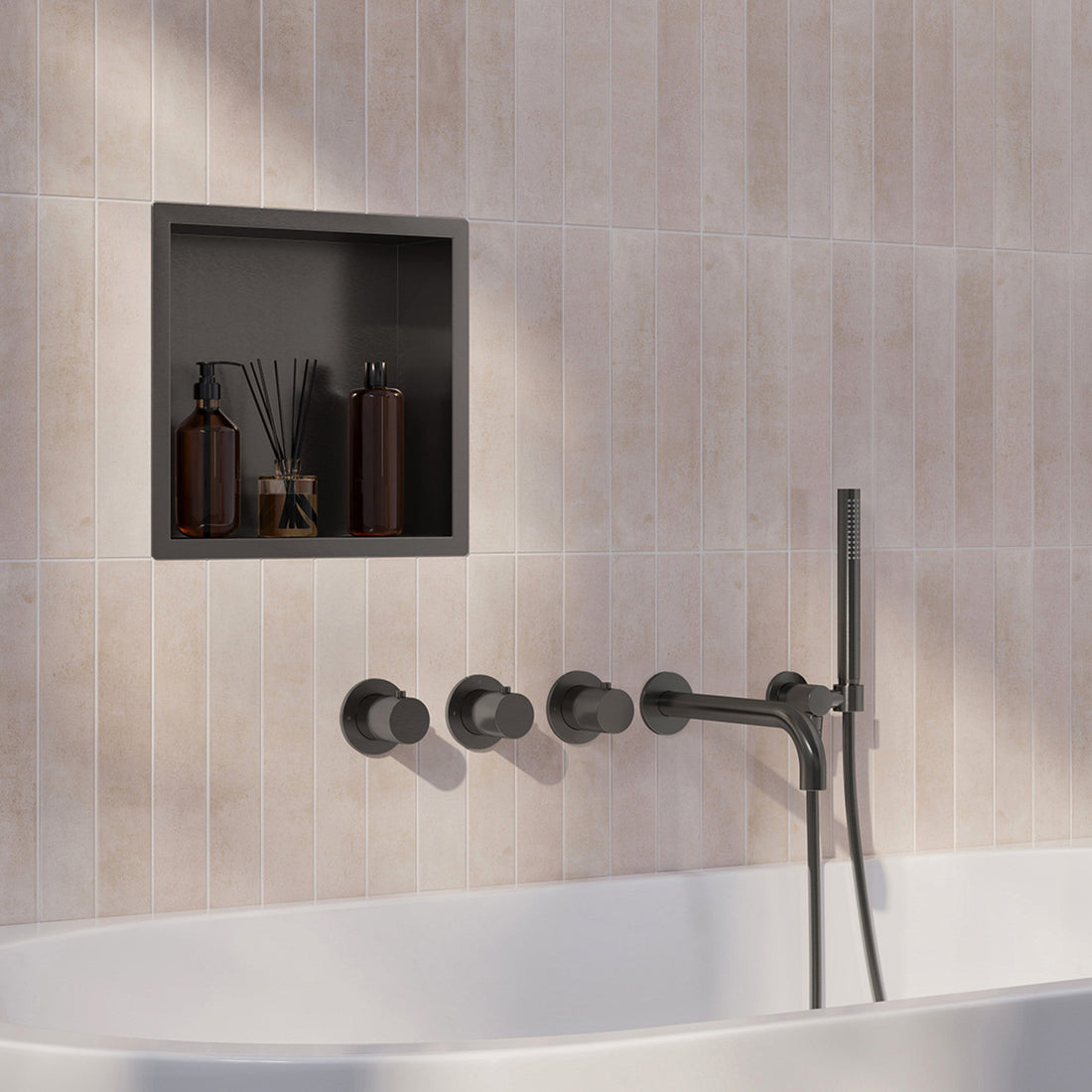 Wiesbaden Caral inbouw badthermostaatset met 2 stopkranen, baduitloop en staafhanddouche 25 cm Gunmetal - sfeerfoto set