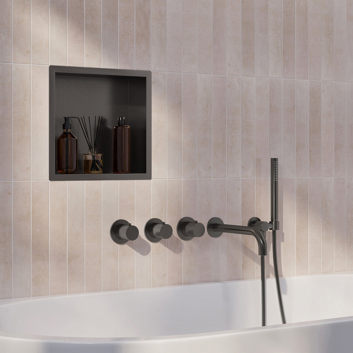 Wiesbaden Caral inbouw badthermostaatset met 2 stopkranen, baduitloop en staafhanddouche 25 cm Gunmetal - sfeerfoto set