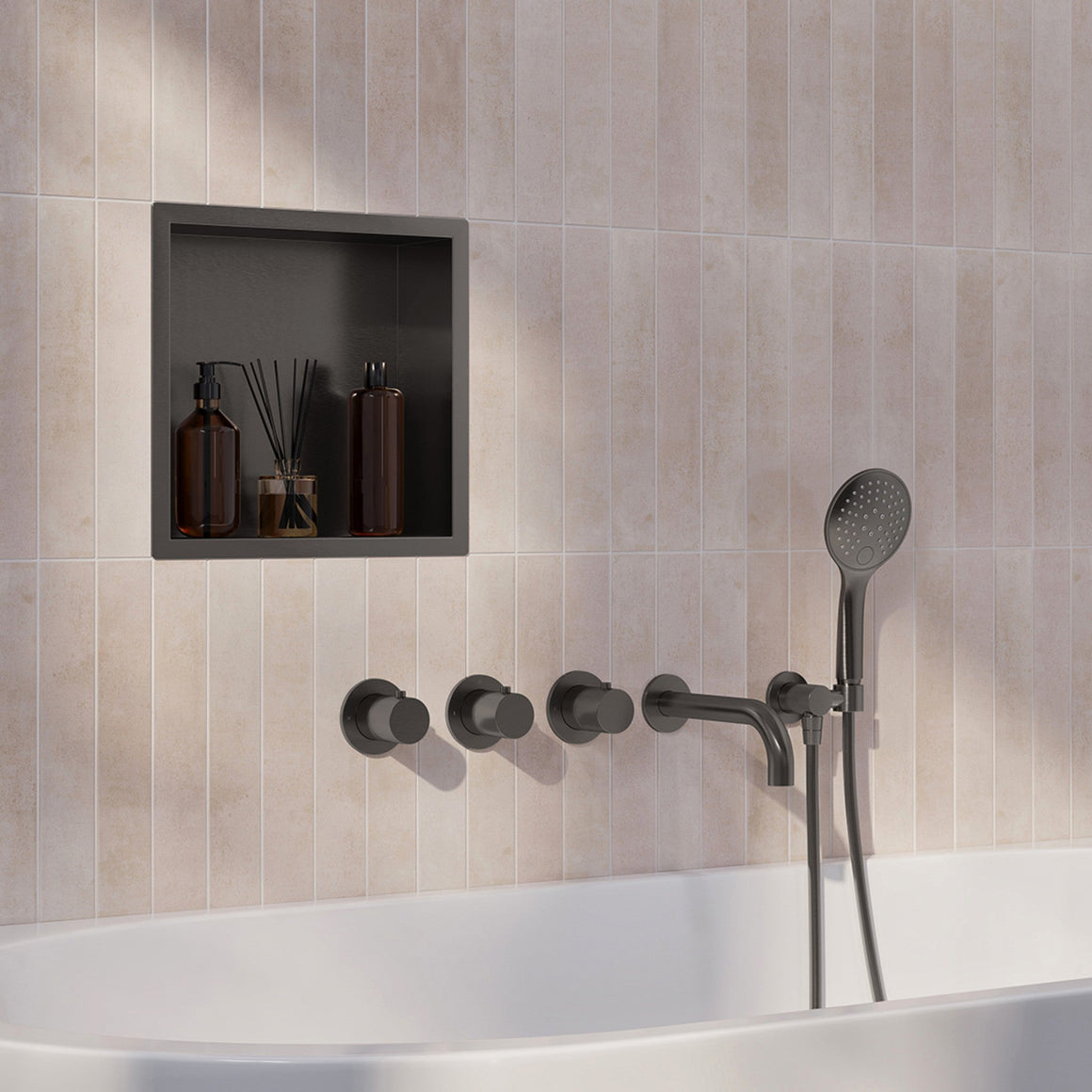 Wiesbaden Caral inbouw badthermostaatset met 2 stopkranen, baduitloop en 3-standen handdouche 20 cm Gunmetal - sfeerfoto set