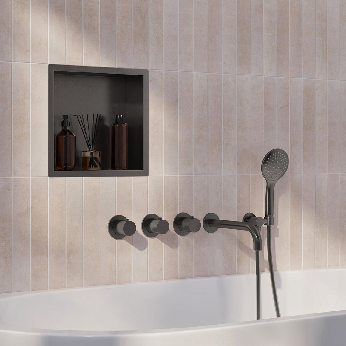 Wiesbaden Caral inbouw badthermostaatset met 2 stopkranen, baduitloop en 3-standen handdouche 25 cm Gunmetal - sfeerfoto set