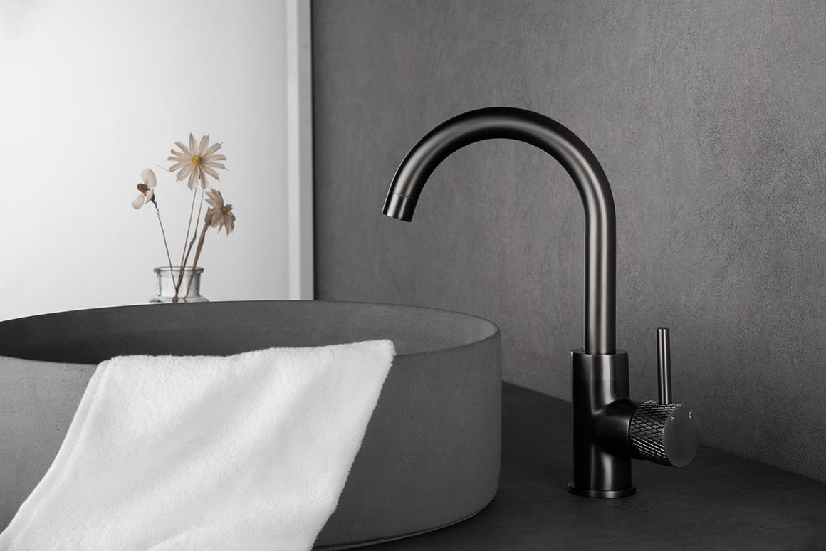 Ribbd wastafelkraan met draaibare uitloop en coldstart gunmetal PVD