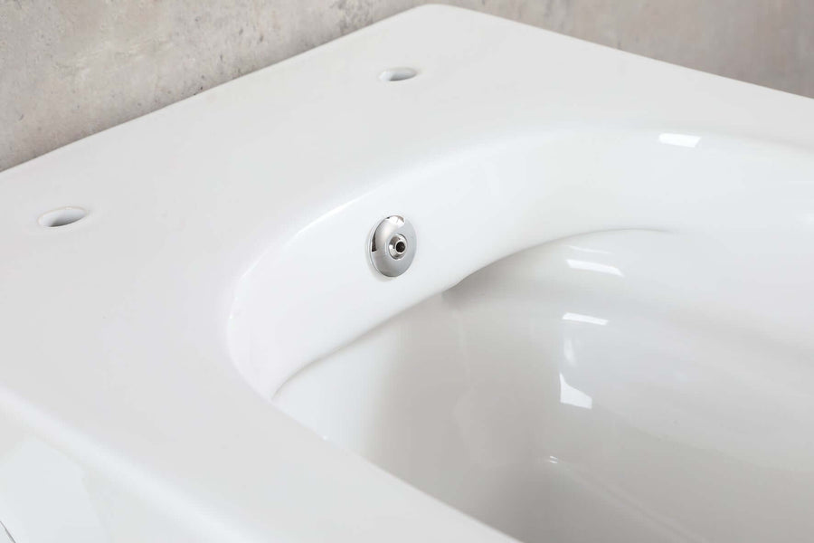 Detail van Bidesta Randloos wandtoilet Wiesbaden met bidetkraan koud water in glanzend wit
