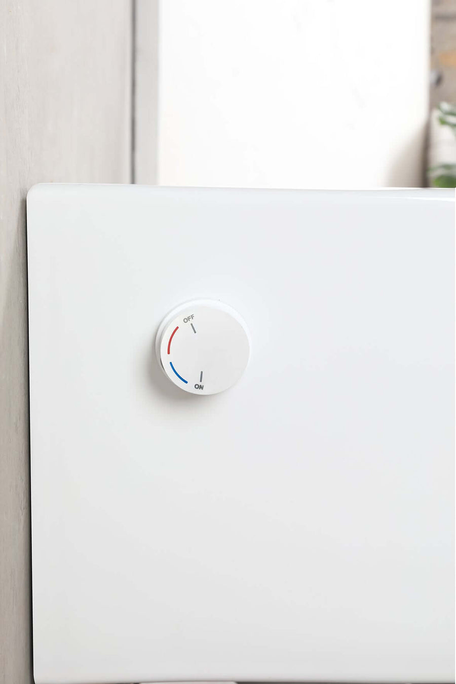 Wandtoilet met bidetkraan en temperatuurregeling voor warm en koud water in glanzend wit.