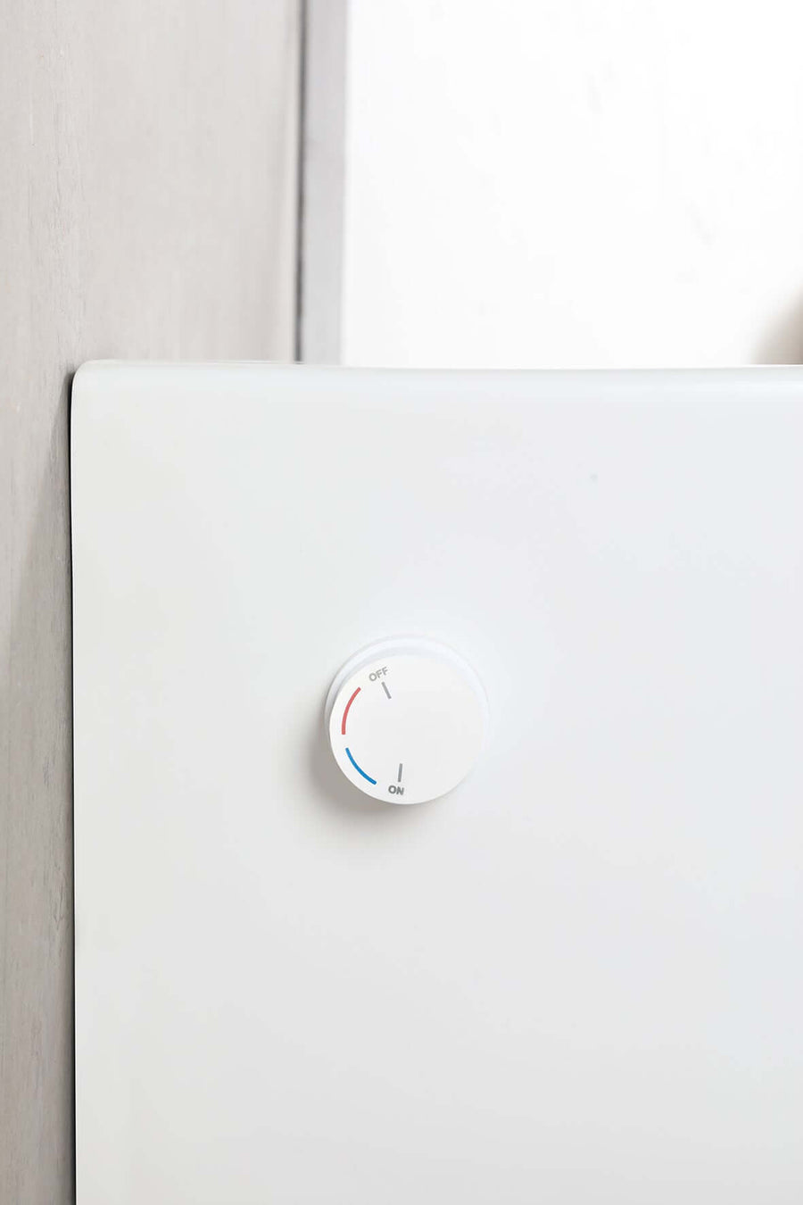 Classy knob for temperature control on a Bidesta wandtoilet Wiesbaden with bidet function in matte white.