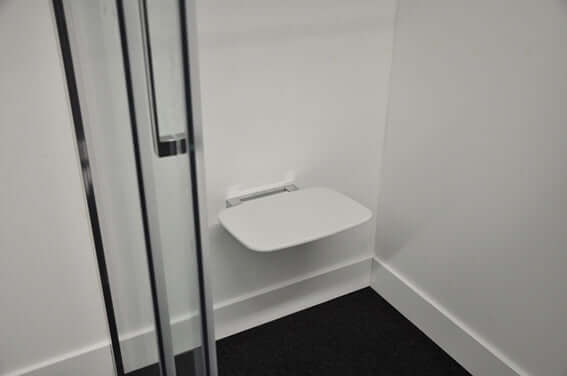 Wiesbaden wandgemonteerde douchekruk in wit, opvouwbaar en compact, ideaal voor kleine douche ruimtes.