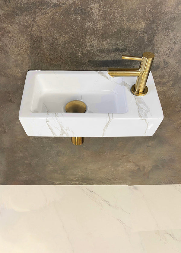 Fontänenset Rhea S mini mit Fontäne rechts Carrara, Wasserhahn, Siphon und Ablaufstopfen gebürstetes Messing