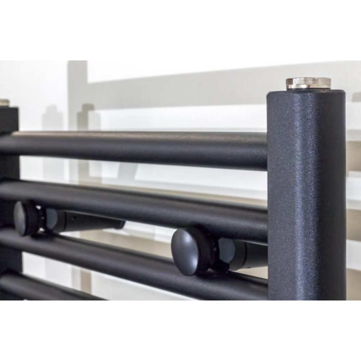 BELRAD Badkamer Radiator Zwart Mat Geborsteld – Middenaansluiting - detailfoto