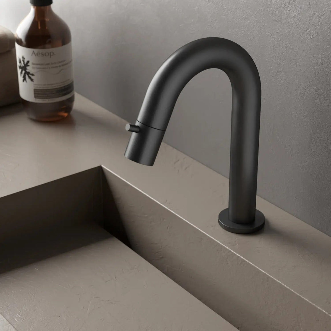 Hotbath Cobber U001 fonteinkraan geborsteld zwart PVD sfeerfoto