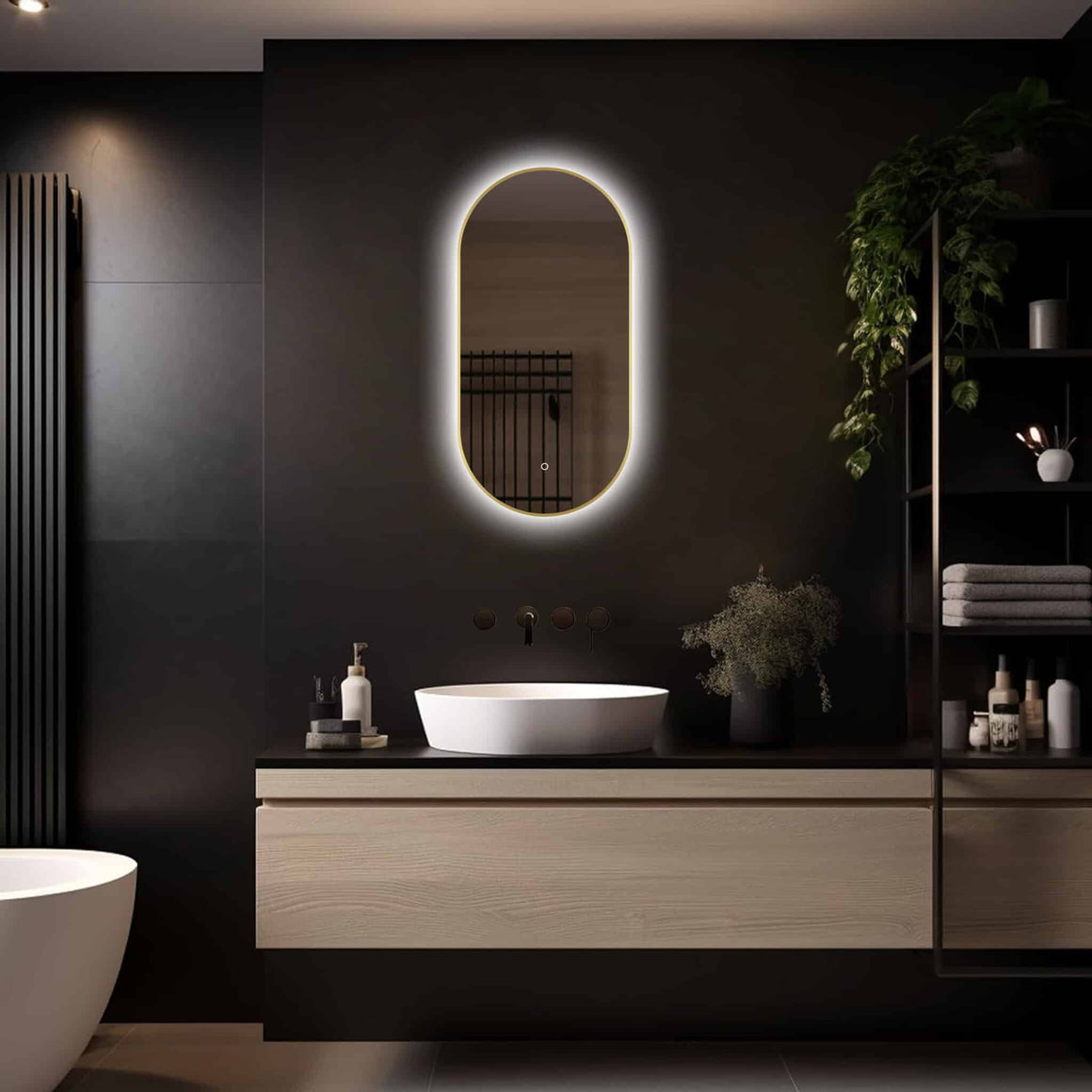 Loxa Aurelia ovale LED badkamerspiegel met gouden lijst 40 x 80 cm sfeerfoto