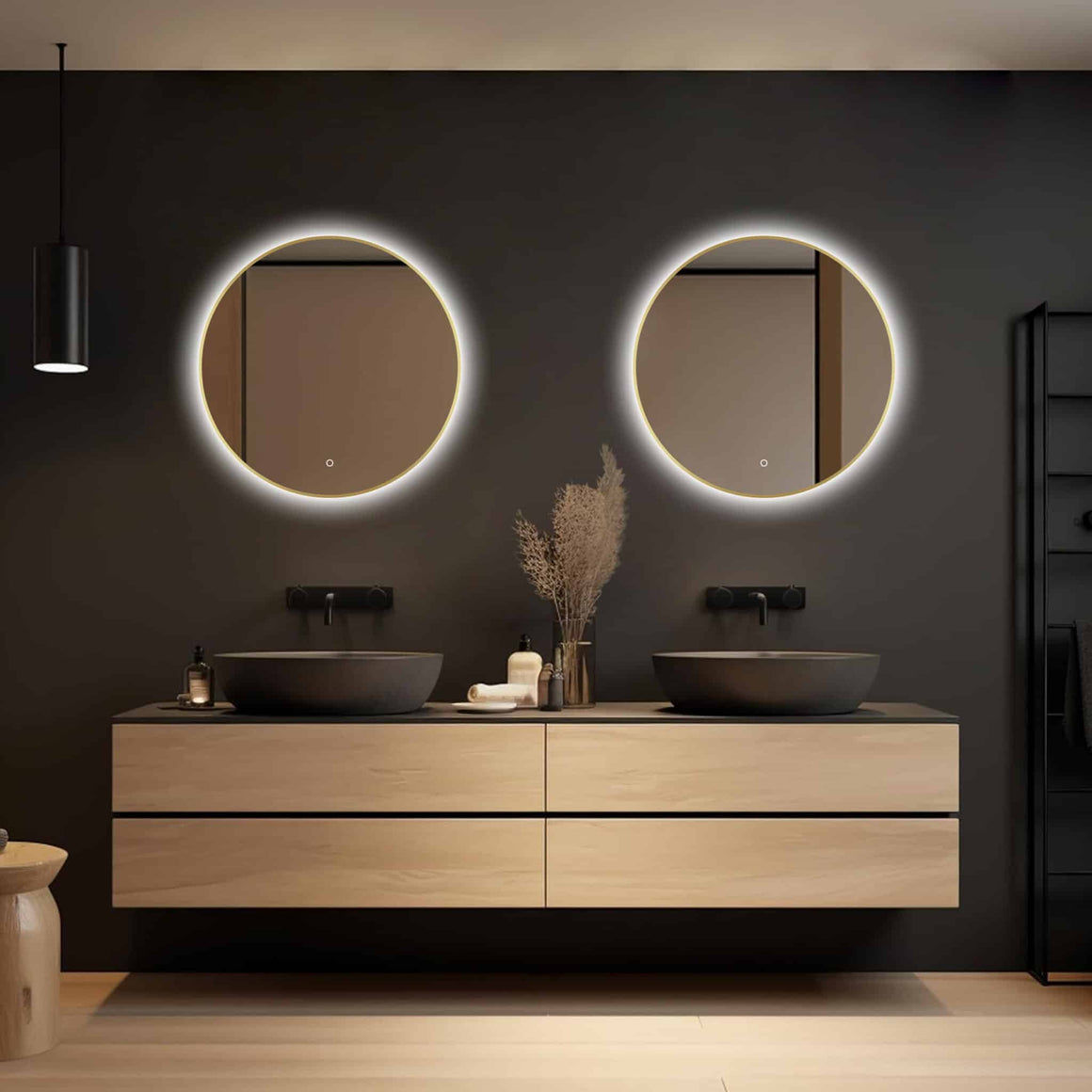Loxa Aurora ronde LED badkamerspiegel met gouden lijst sfeerfoto 2