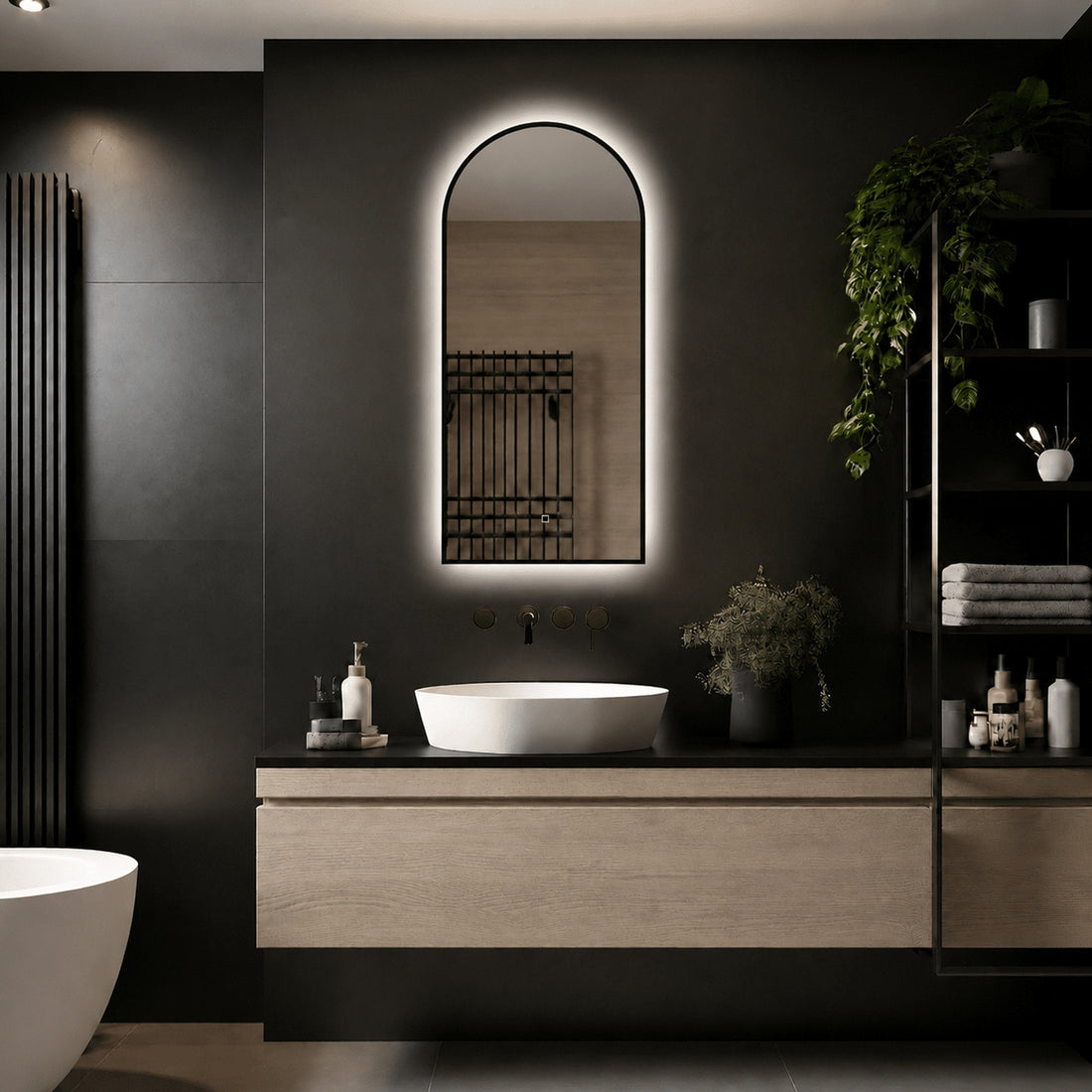 Loxa Marrakech boogvormige LED badkamerspiegel met zwarte lijst 45 x 100 cm sfeerfoto 3