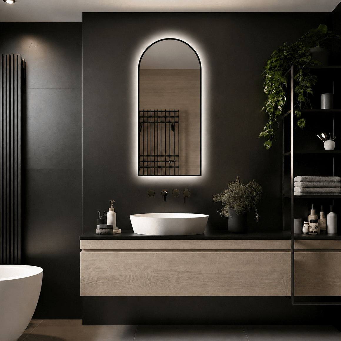 Loxa Marrakech boogvormige LED badkamerspiegel met zwarte lijst 45 x 100 cm sfeerfoto 3