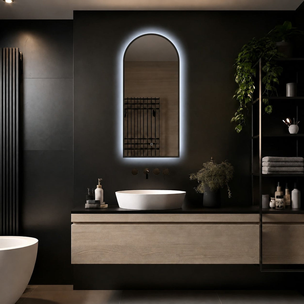 Loxa Marrakech boogvormige LED badkamerspiegel met zwarte lijst 45 x 100 cm sfeerfoto 4